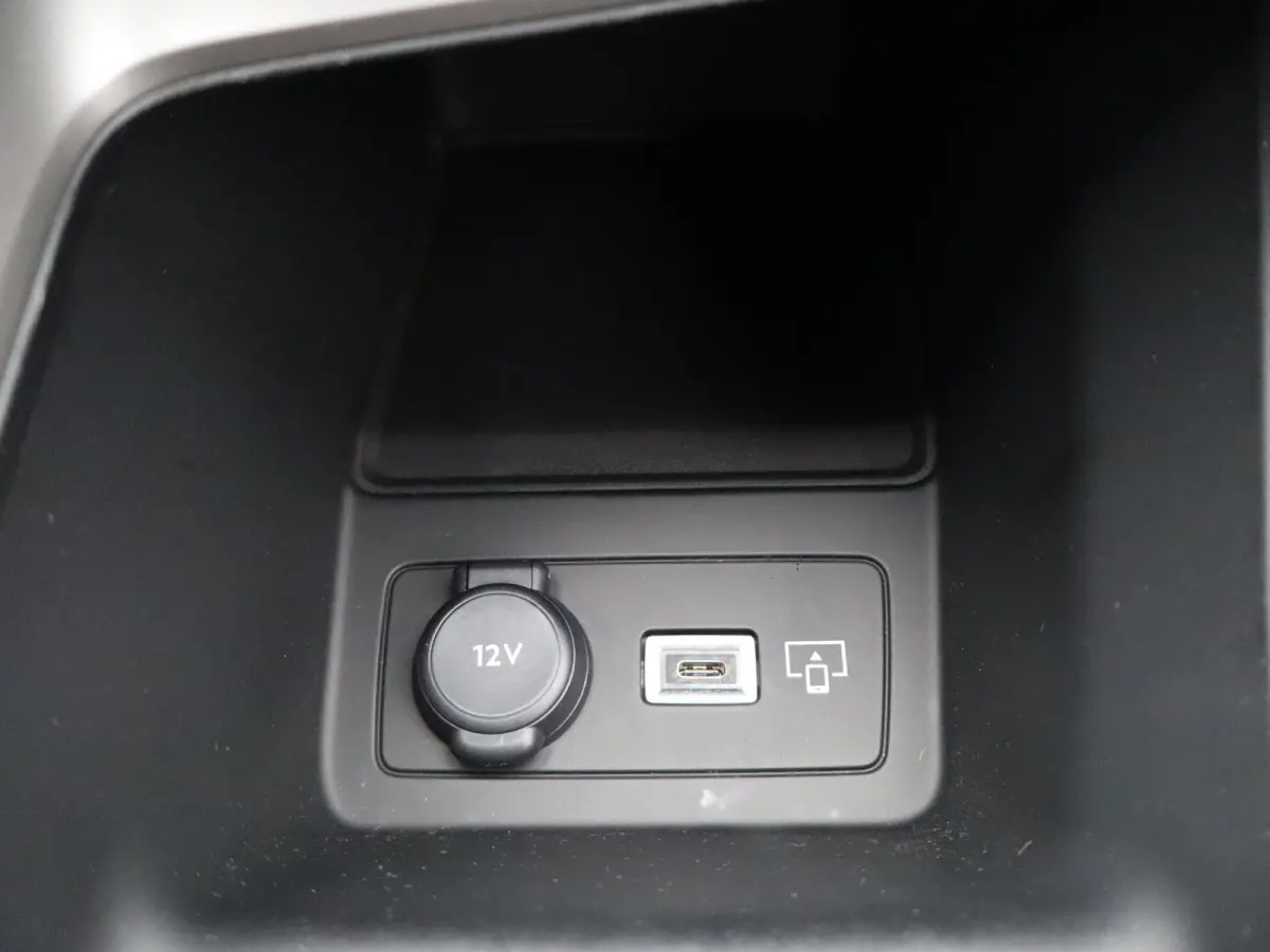 Allure EV 54 kWh | SOH 93% | Stoelverwarming | Stuurverwarming | Navigatie | Verwamde Voorruit | Camera | Parkeersensoren Voor en Achter | 18" Lichtmetalen Velgen | Keyless