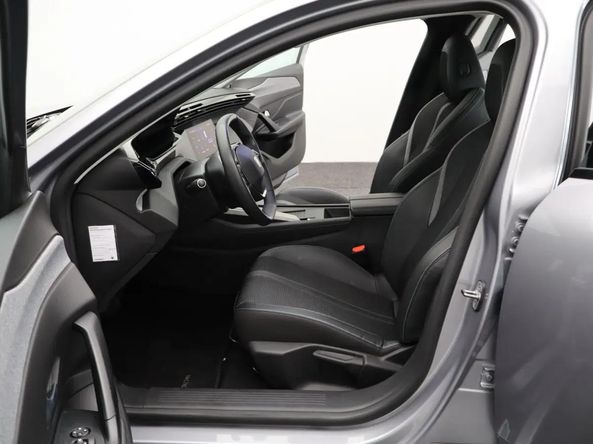 Allure EV 54 kWh | SOH 93% | Stoelverwarming | Stuurverwarming | Navigatie | Verwamde Voorruit | Camera | Parkeersensoren Voor en Achter | 18" Lichtmetalen Velgen | Keyless