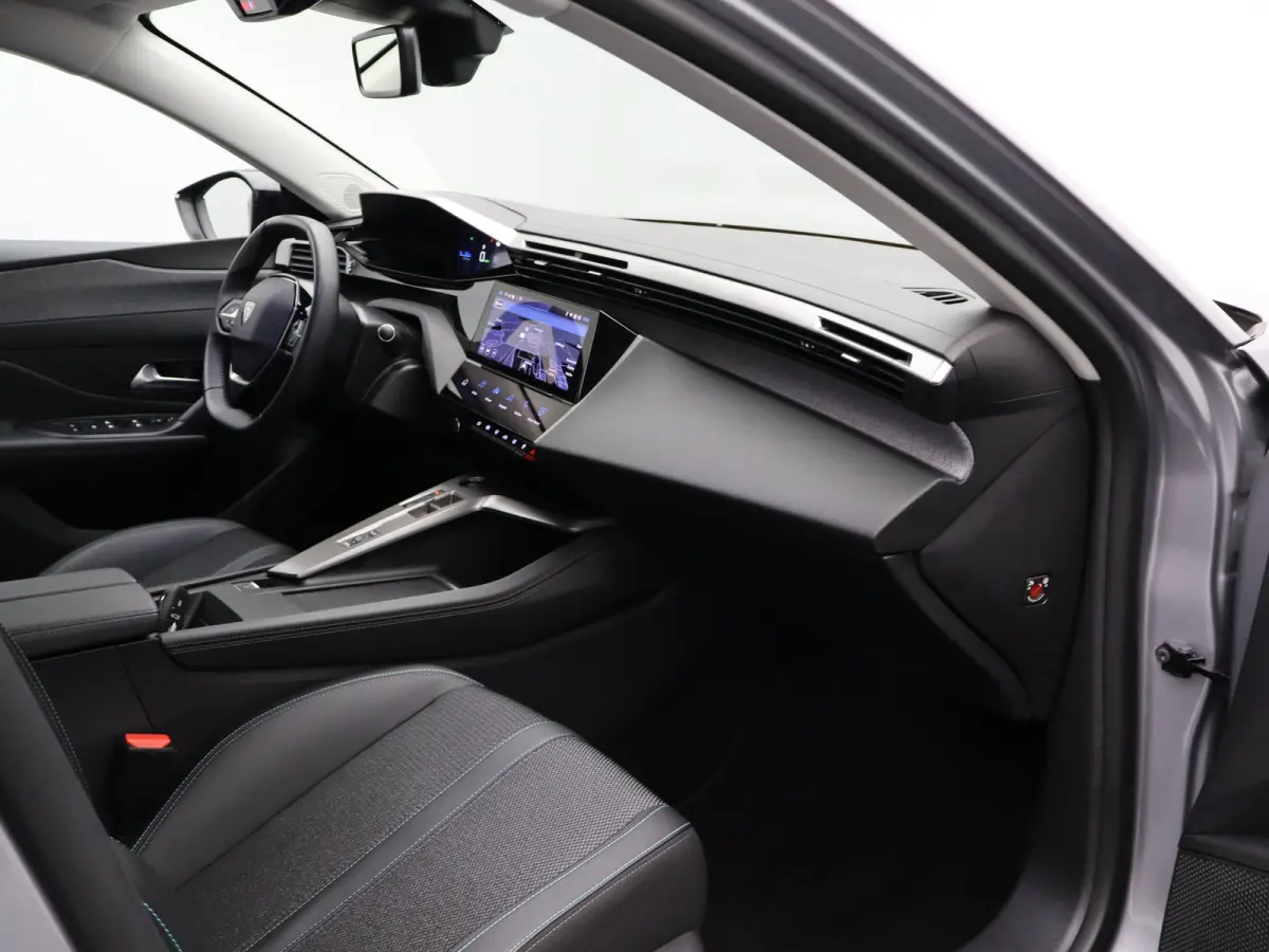 Allure EV 54 kWh | SOH 93% | Stoelverwarming | Stuurverwarming | Navigatie | Verwamde Voorruit | Camera | Parkeersensoren Voor en Achter | 18" Lichtmetalen Velgen | Keyless