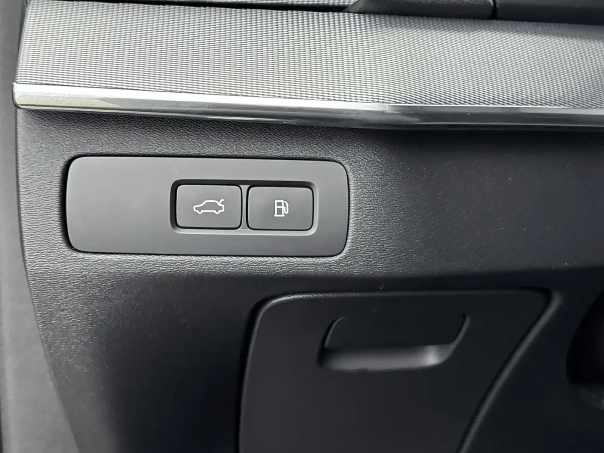 2.0 T8 Recharge AWD Core Bright | Trekhaak | BLIS | PDC V+A en Camera | Lederen bekleding | Stoel + Stuurverwarming |