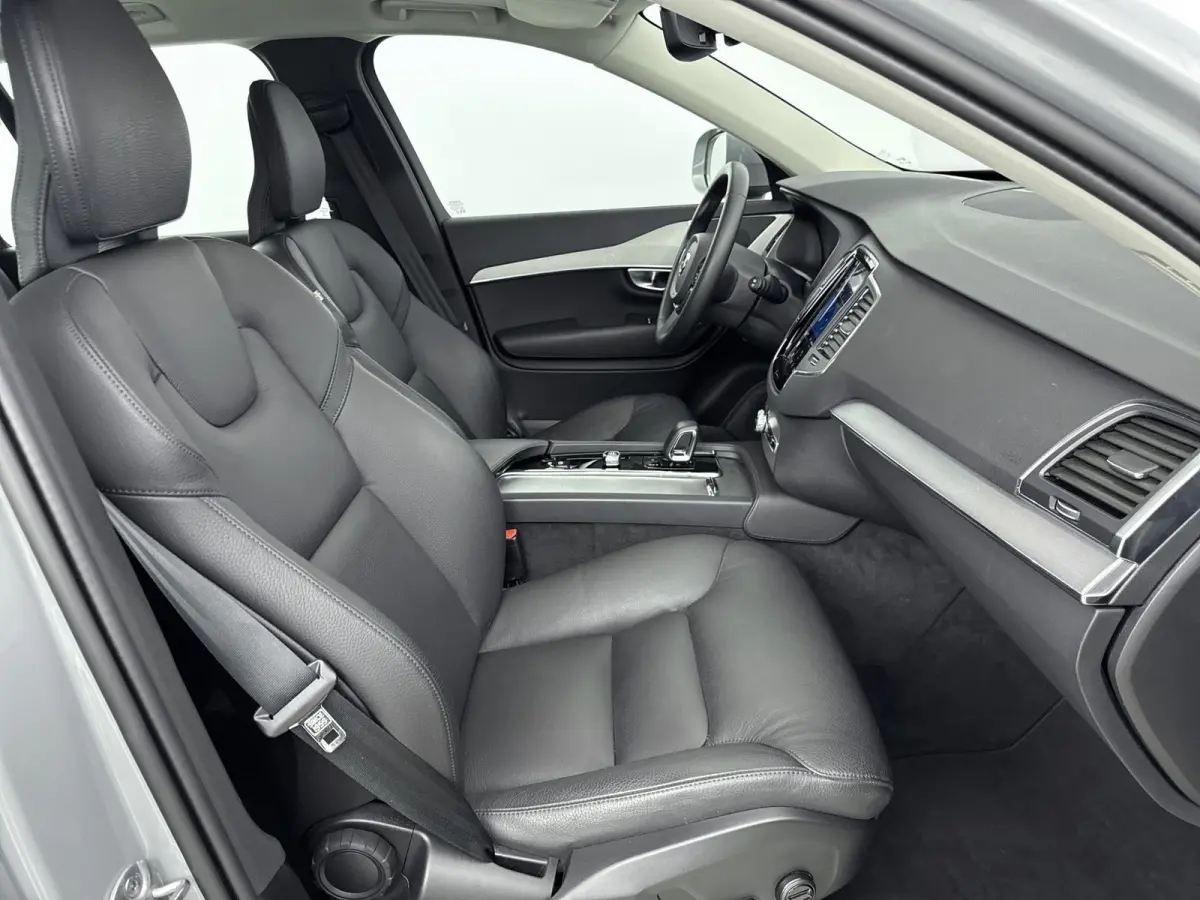 2.0 T8 Recharge AWD Core Bright | Trekhaak | BLIS | PDC V+A en Camera | Lederen bekleding | Stoel + Stuurverwarming |