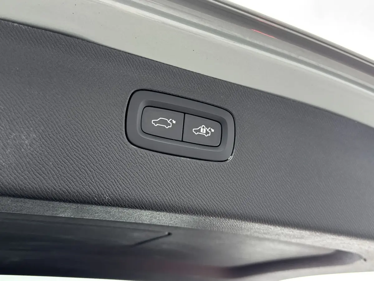 2.0 T8 Recharge AWD Core Bright | Trekhaak | BLIS | PDC V+A en Camera | Lederen bekleding | Stoel + Stuurverwarming |