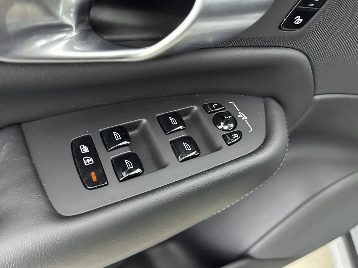 2.0 T8 Recharge AWD Core Bright | Trekhaak | BLIS | PDC V+A en Camera | Lederen bekleding | Stoel + Stuurverwarming |