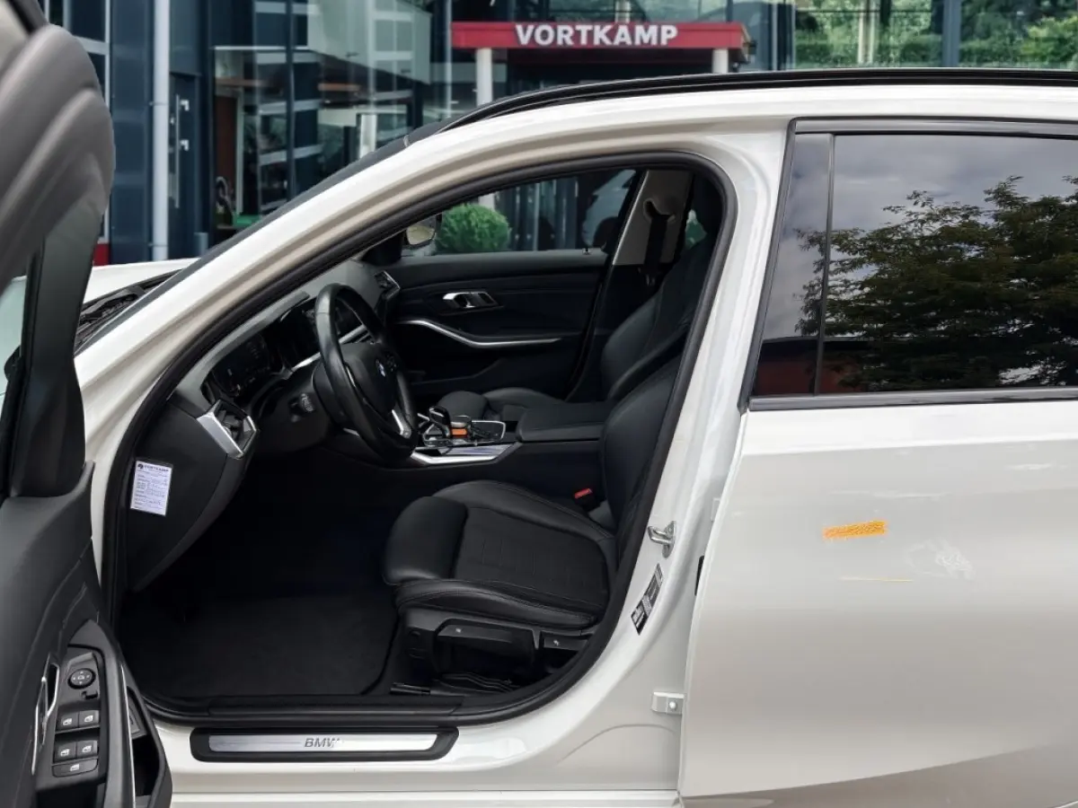 318I SPORTLINE M-PAKKET TREKHAAK/LEDER/CAMERA/STOELVERW/E-KLEP/CRUISE
