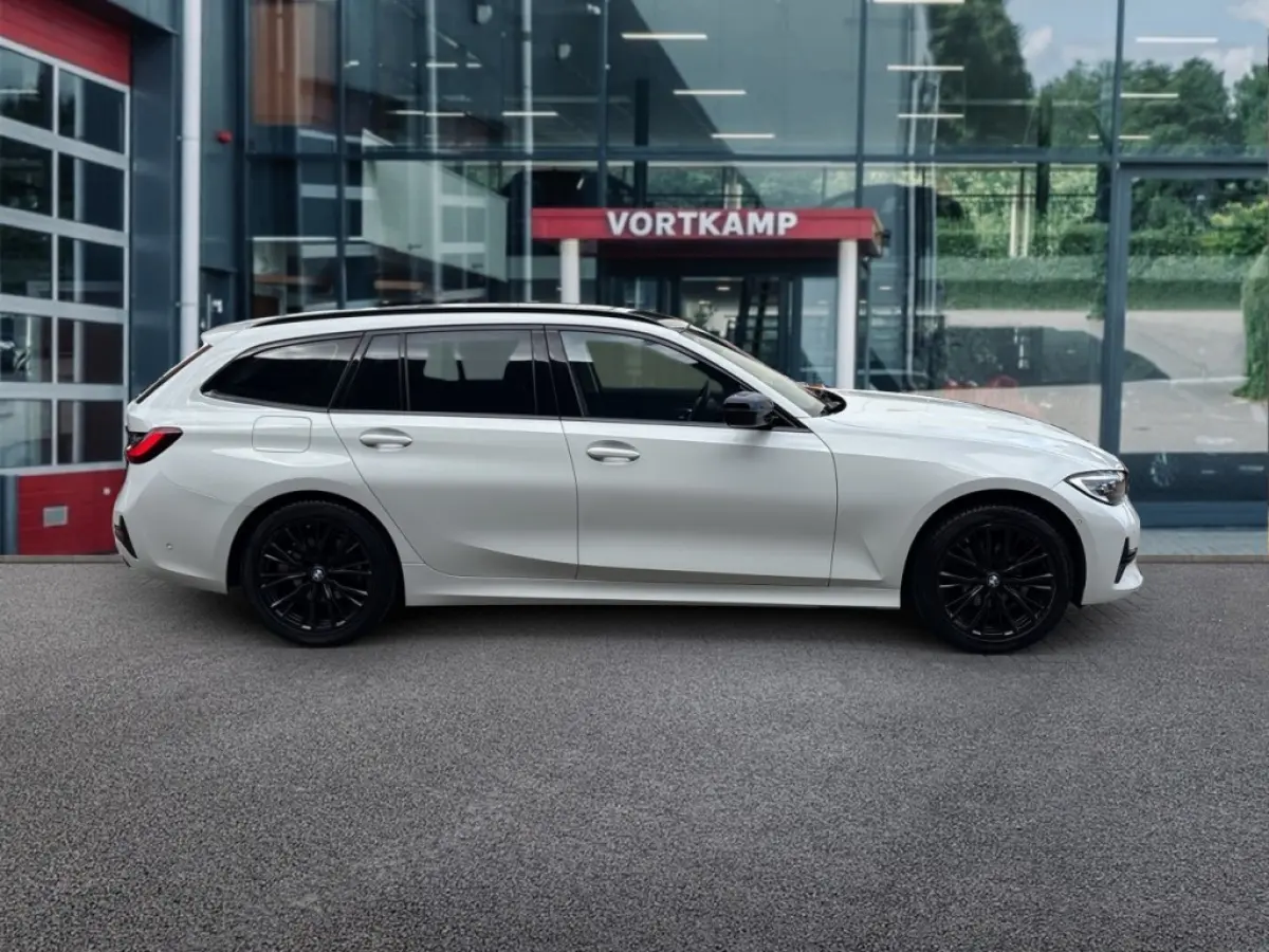 318I SPORTLINE M-PAKKET TREKHAAK/LEDER/CAMERA/STOELVERW/E-KLEP/CRUISE