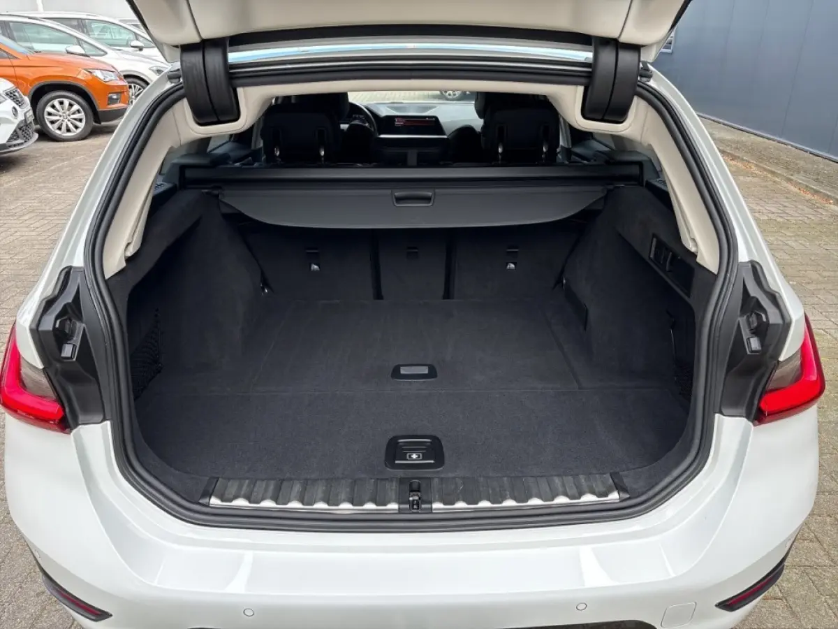 318I SPORTLINE M-PAKKET TREKHAAK/LEDER/CAMERA/STOELVERW/E-KLEP/CRUISE