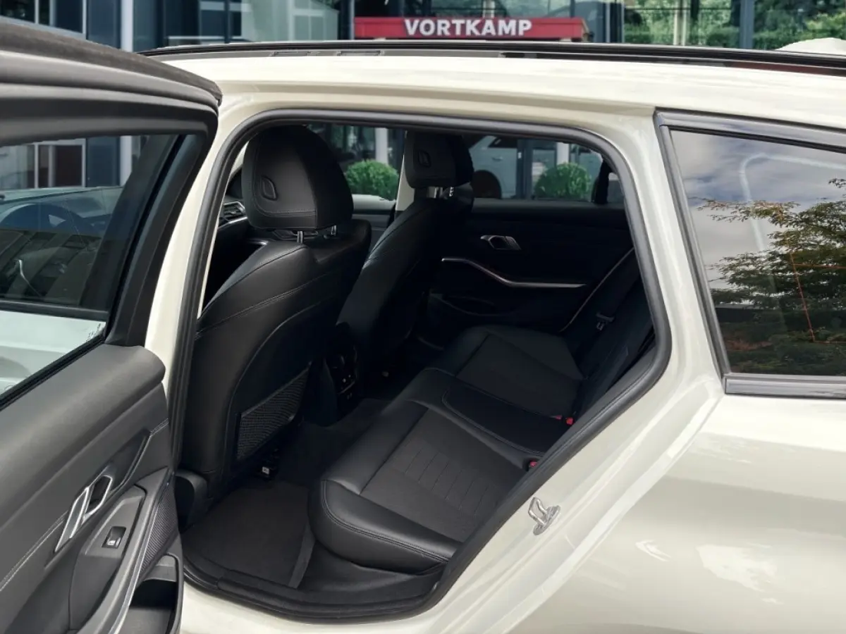 318I SPORTLINE M-PAKKET TREKHAAK/LEDER/CAMERA/STOELVERW/E-KLEP/CRUISE