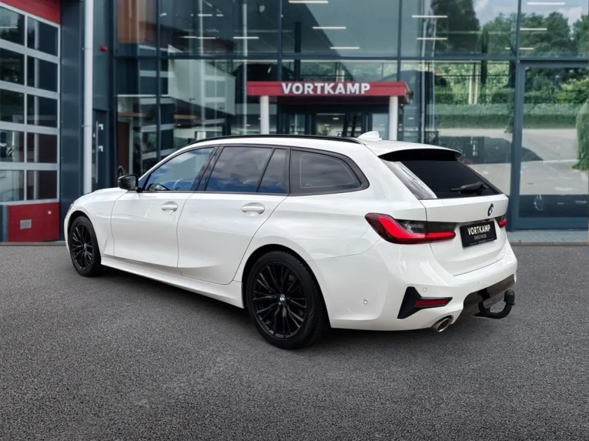 318I SPORTLINE M-PAKKET TREKHAAK/LEDER/CAMERA/STOELVERW/E-KLEP/CRUISE