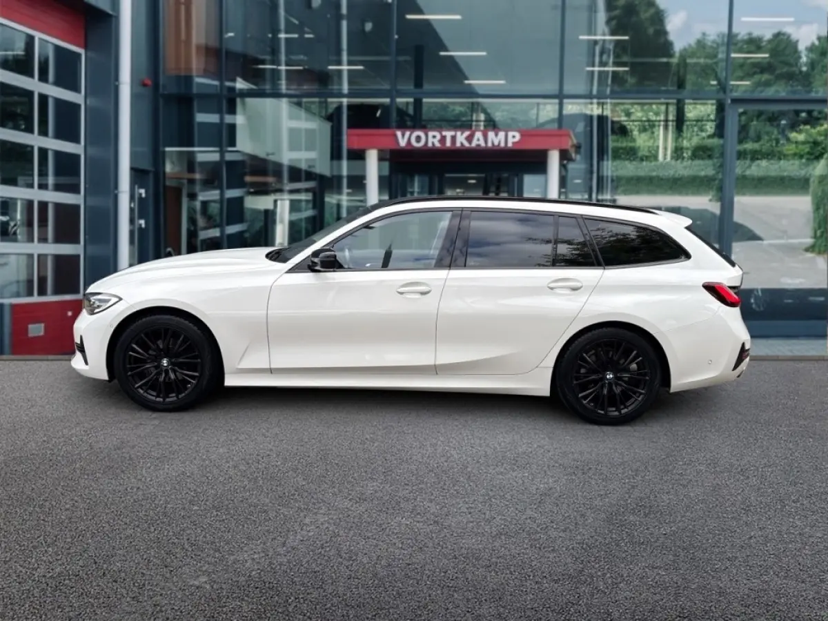 318I SPORTLINE M-PAKKET TREKHAAK/LEDER/CAMERA/STOELVERW/E-KLEP/CRUISE