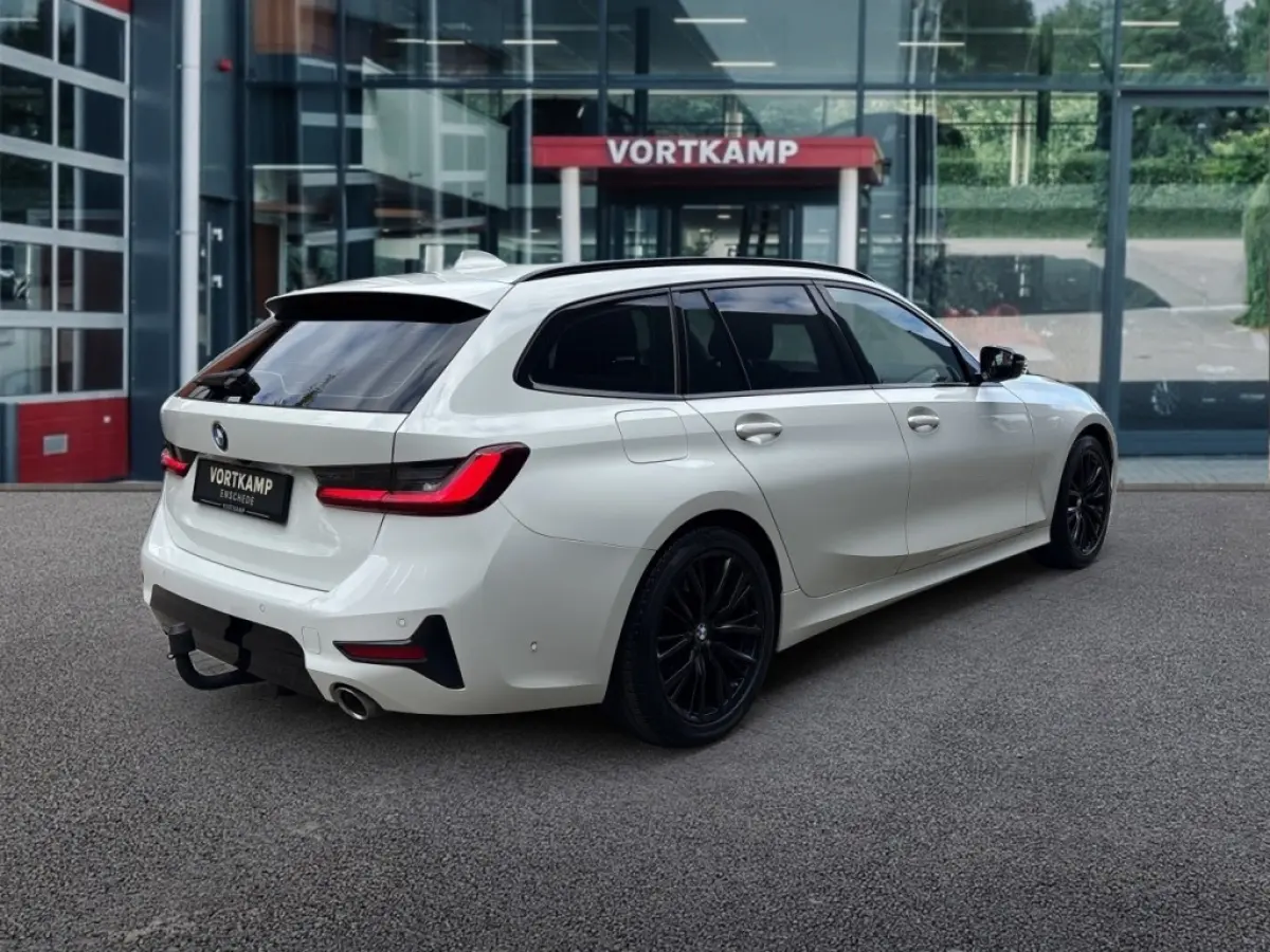 318I SPORTLINE M-PAKKET TREKHAAK/LEDER/CAMERA/STOELVERW/E-KLEP/CRUISE