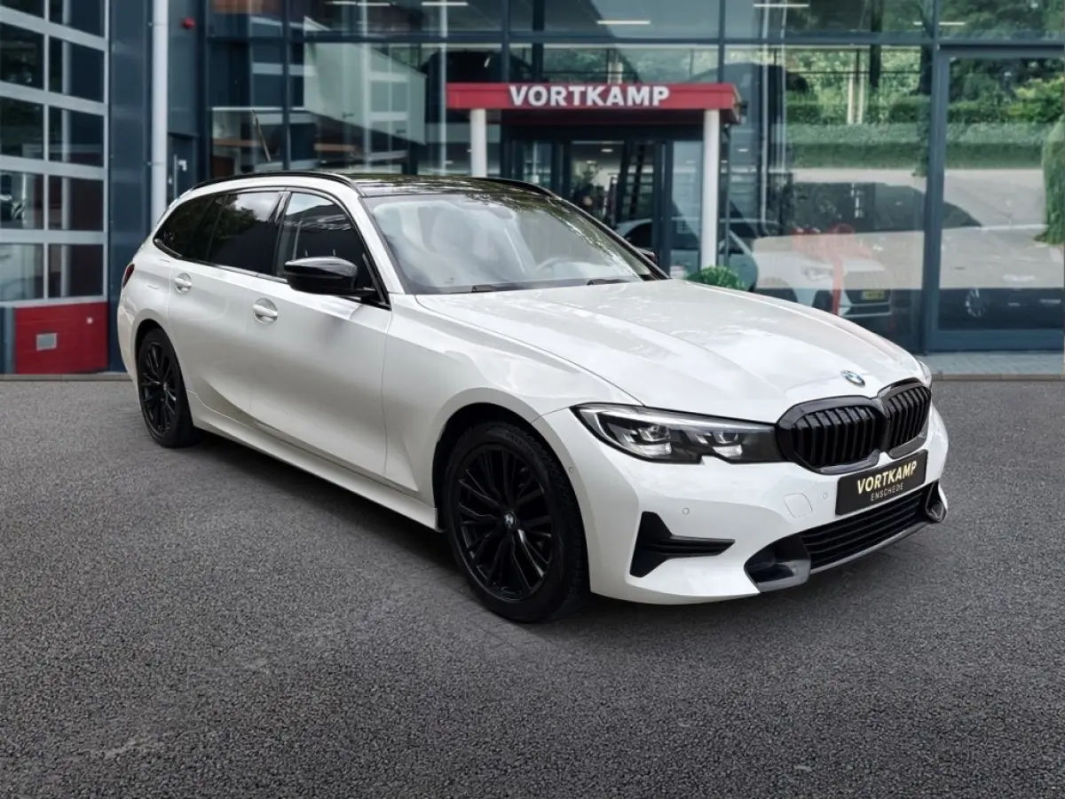 318I SPORTLINE M-PAKKET TREKHAAK/LEDER/CAMERA/STOELVERW/E-KLEP/CRUISE