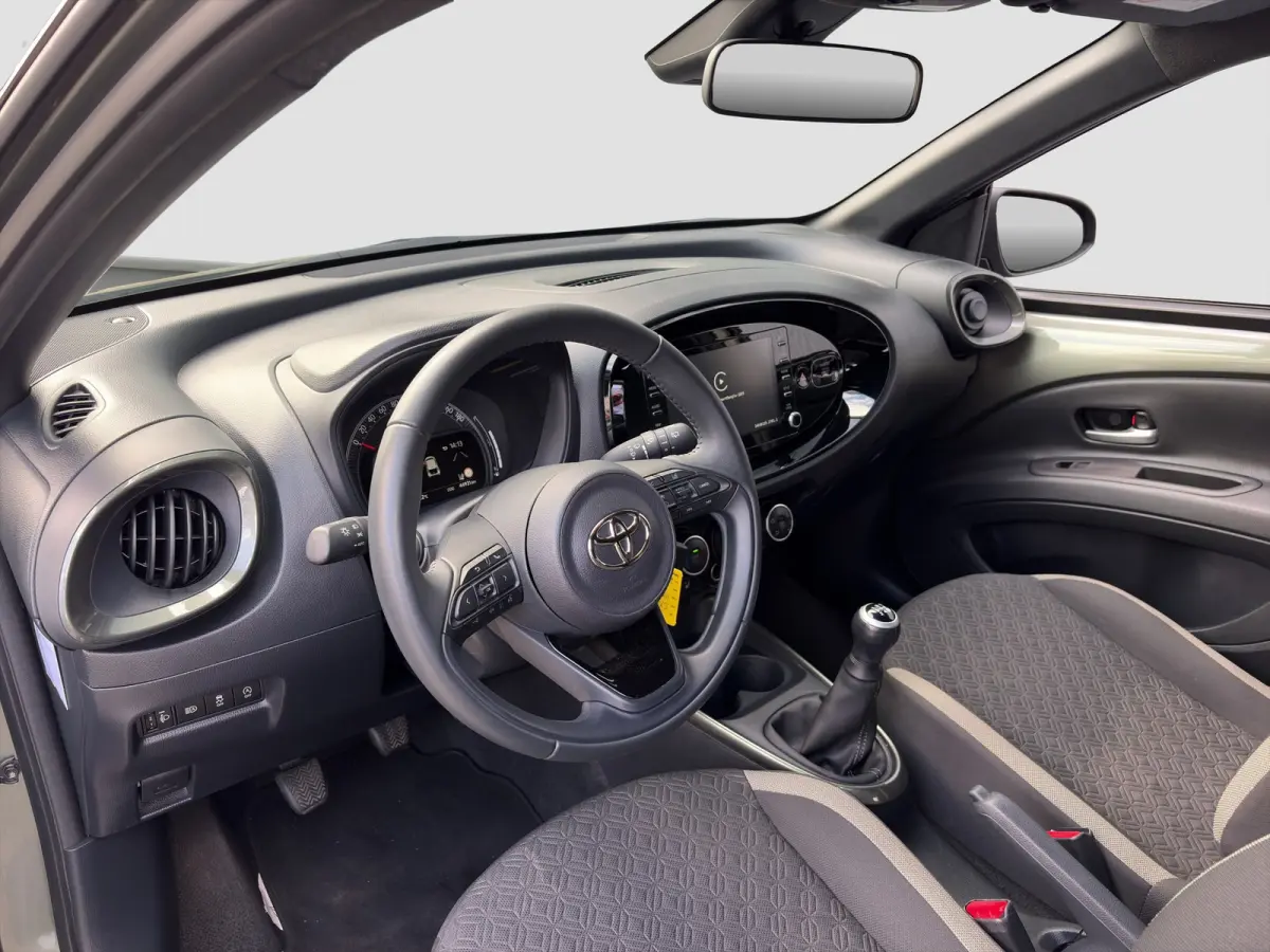1.0 VVT-i MT Pulse | Trekhaak | Camera | Lichtmetalen velgen | Carplay | Cruise control | Parkeersensoren | Airco