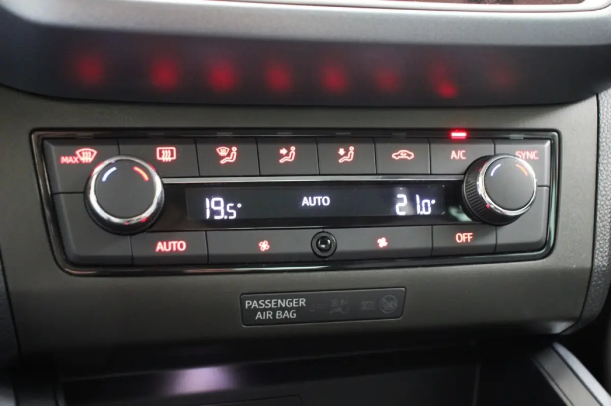 1.0 TSI Style Business Intense - Carplay, Camera, Adapt. Cruise, Clima, Trekhaak