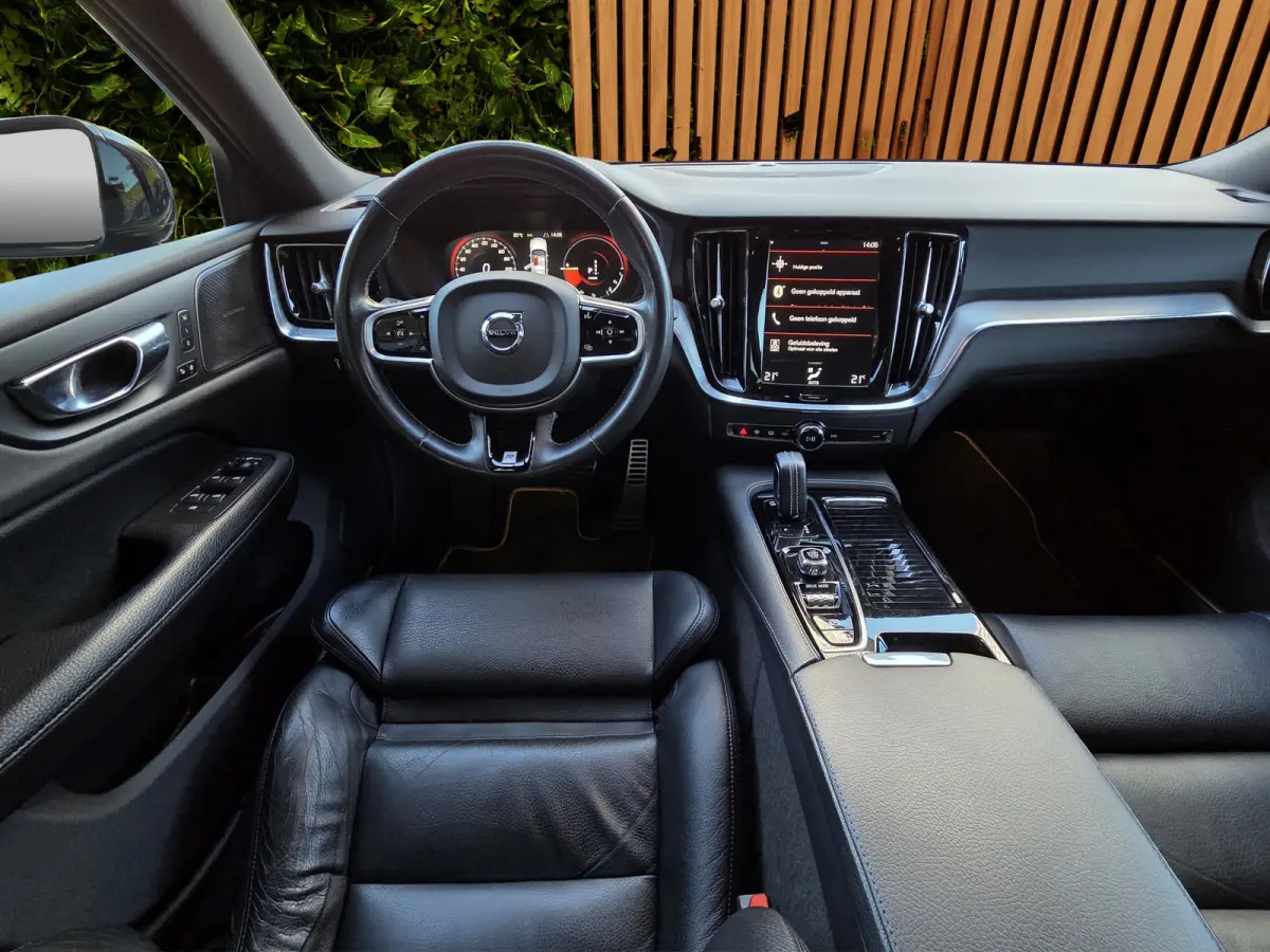 2.0 T8 Twin Engine AWD R-Design | Panoramadak | Harman/Kardon | Camera | 18" Velgen