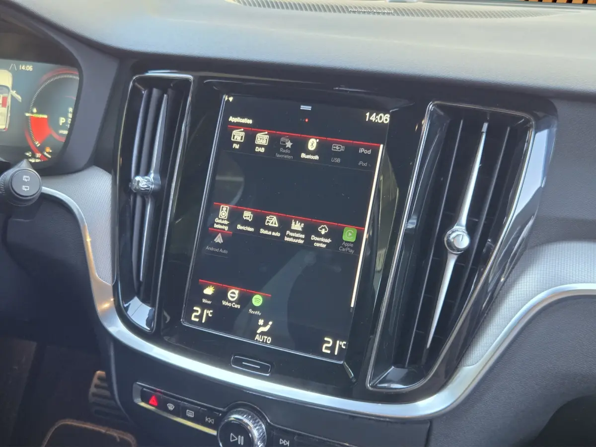 2.0 T8 Twin Engine AWD R-Design | Panoramadak | Harman/Kardon | Camera | 18" Velgen