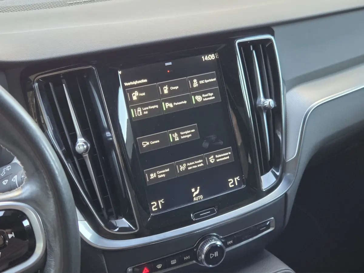 2.0 T8 Twin Engine AWD R-Design | Panoramadak | Harman/Kardon | Camera | 18" Velgen
