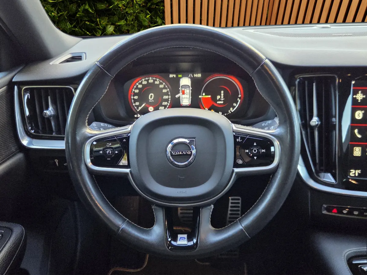 2.0 T8 Twin Engine AWD R-Design | Panoramadak | Harman/Kardon | Camera | 18" Velgen