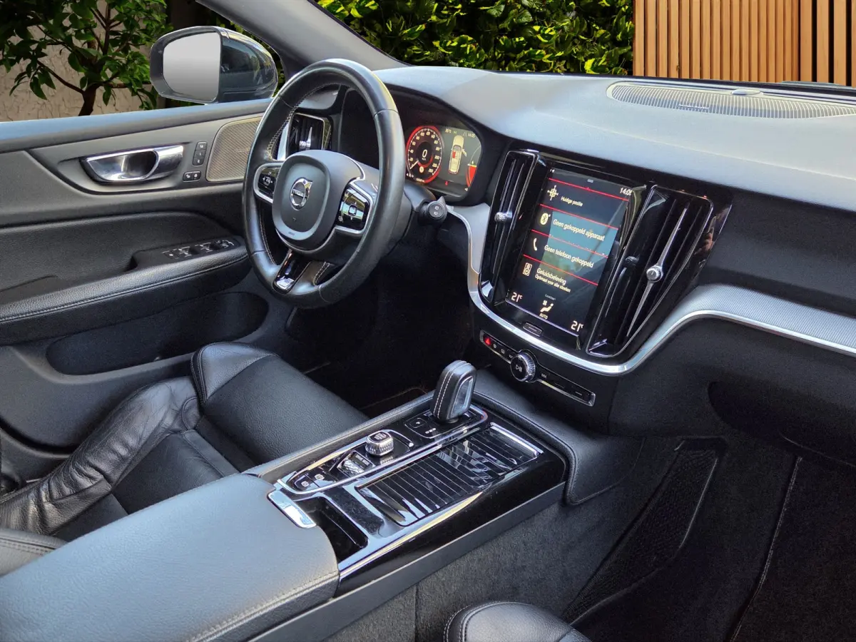 2.0 T8 Twin Engine AWD R-Design | Panoramadak | Harman/Kardon | Camera | 18" Velgen