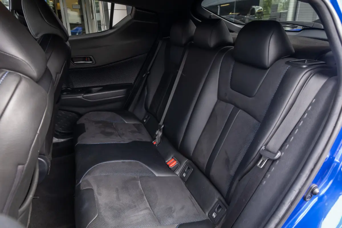 1.8 Hybrid Bi-Tone | Cruise control adaptief | Cruise Control | Stoelverwarming | Parkeersensoren Voor/Achter | | Achteruitrijcamera | Cruise control adaptief | Lichtmetalen velgen 18"