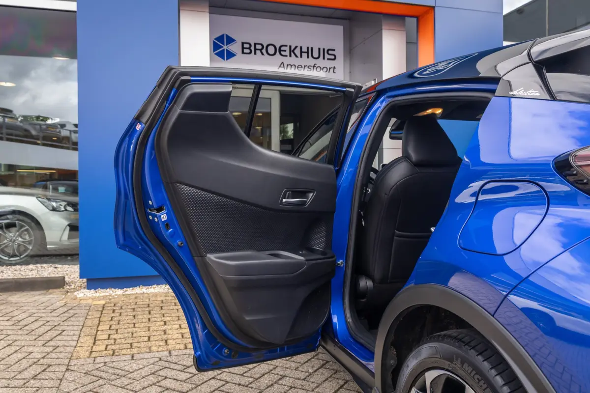 1.8 Hybrid Bi-Tone | Cruise control adaptief | Cruise Control | Stoelverwarming | Parkeersensoren Voor/Achter | | Achteruitrijcamera | Cruise control adaptief | Lichtmetalen velgen 18"