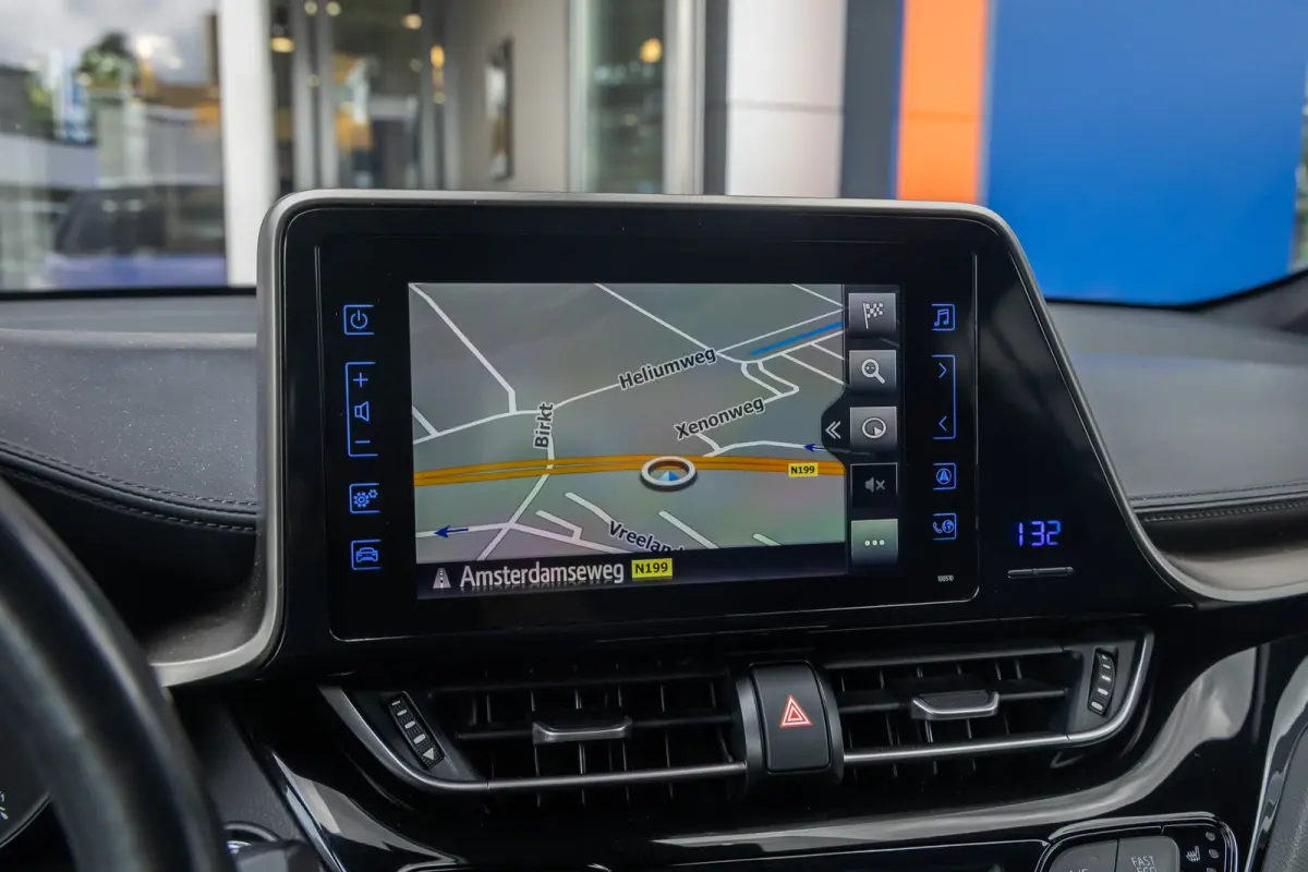 1.8 Hybrid Bi-Tone | Cruise control adaptief | Cruise Control | Stoelverwarming | Parkeersensoren Voor/Achter | | Achteruitrijcamera | Cruise control adaptief | Lichtmetalen velgen 18"