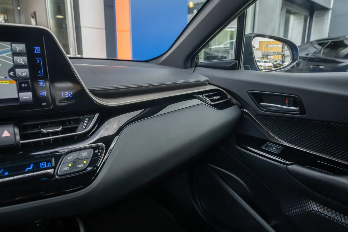 1.8 Hybrid Bi-Tone | Cruise control adaptief | Cruise Control | Stoelverwarming | Parkeersensoren Voor/Achter | | Achteruitrijcamera | Cruise control adaptief | Lichtmetalen velgen 18"