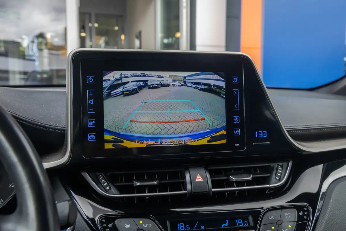 1.8 Hybrid Bi-Tone | Cruise control adaptief | Cruise Control | Stoelverwarming | Parkeersensoren Voor/Achter | | Achteruitrijcamera | Cruise control adaptief | Lichtmetalen velgen 18"