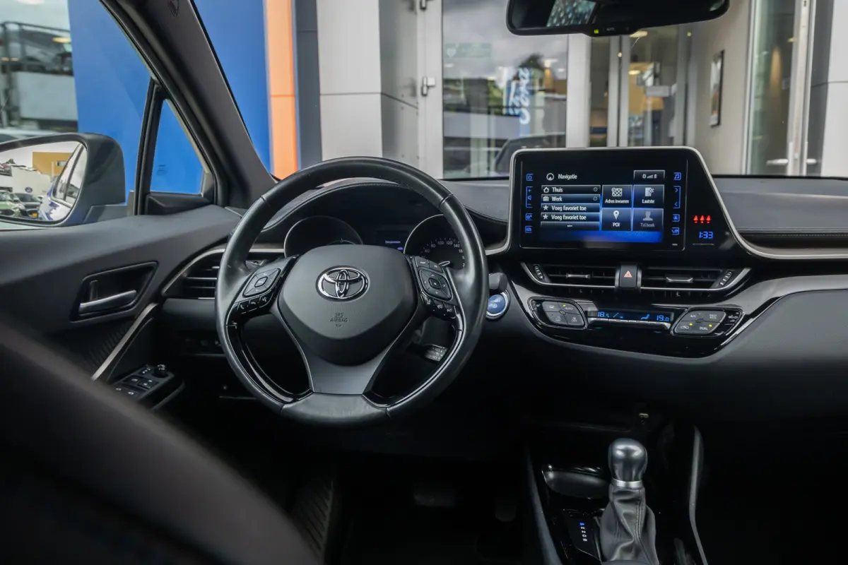 1.8 Hybrid Bi-Tone | Cruise control adaptief | Cruise Control | Stoelverwarming | Parkeersensoren Voor/Achter | | Achteruitrijcamera | Cruise control adaptief | Lichtmetalen velgen 18"