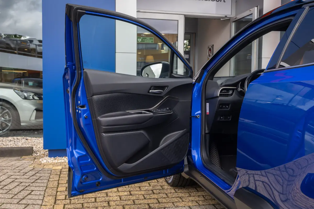 1.8 Hybrid Bi-Tone | Cruise control adaptief | Cruise Control | Stoelverwarming | Parkeersensoren Voor/Achter | | Achteruitrijcamera | Cruise control adaptief | Lichtmetalen velgen 18"