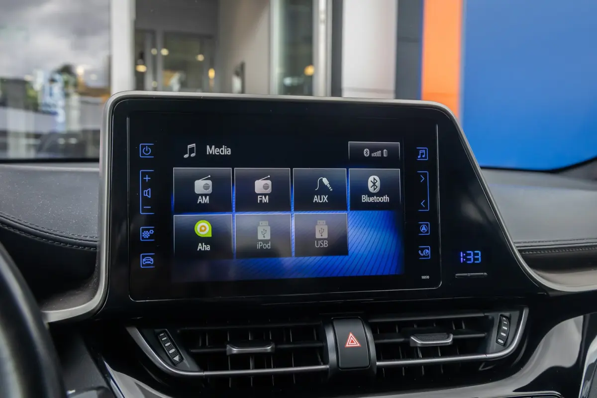1.8 Hybrid Bi-Tone | Cruise control adaptief | Cruise Control | Stoelverwarming | Parkeersensoren Voor/Achter | | Achteruitrijcamera | Cruise control adaptief | Lichtmetalen velgen 18"