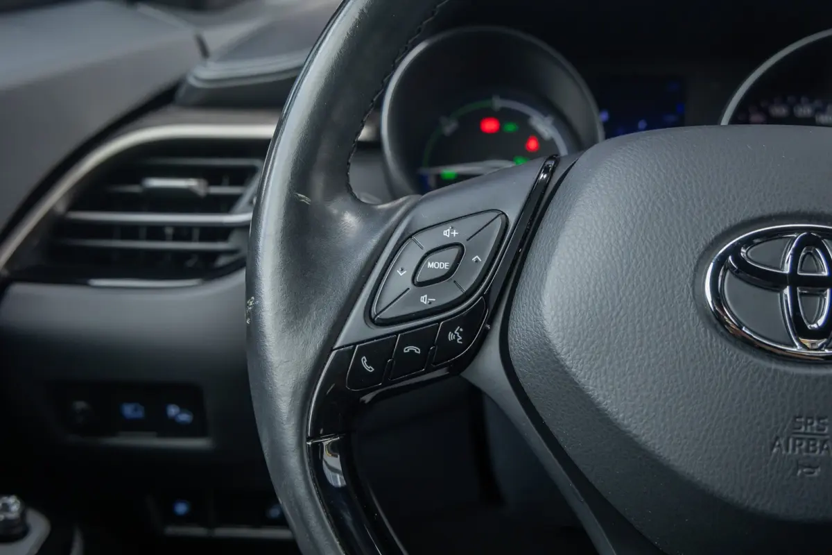 1.8 Hybrid Bi-Tone | Cruise control adaptief | Cruise Control | Stoelverwarming | Parkeersensoren Voor/Achter | | Achteruitrijcamera | Cruise control adaptief | Lichtmetalen velgen 18"