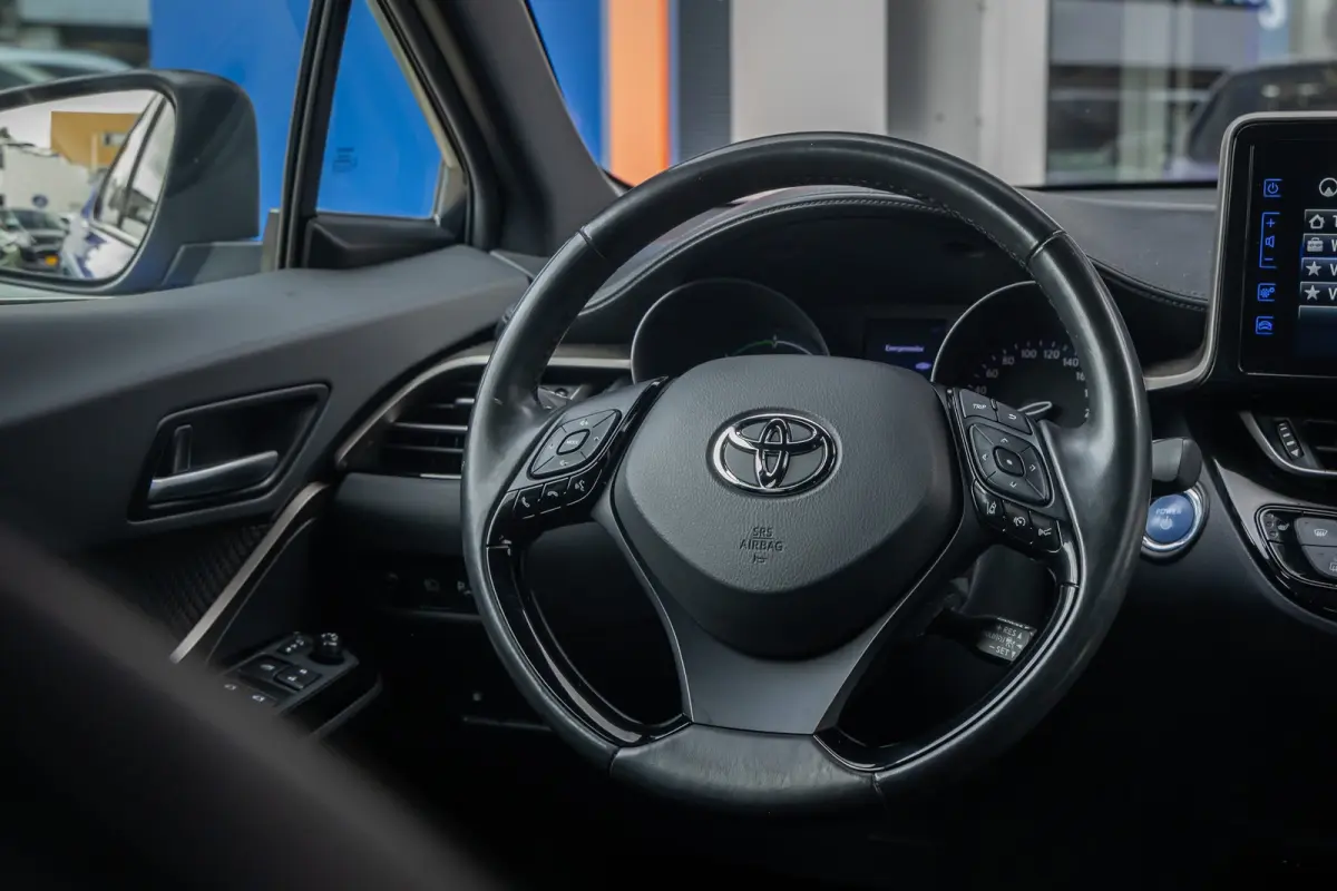 1.8 Hybrid Bi-Tone | Cruise control adaptief | Cruise Control | Stoelverwarming | Parkeersensoren Voor/Achter | | Achteruitrijcamera | Cruise control adaptief | Lichtmetalen velgen 18"