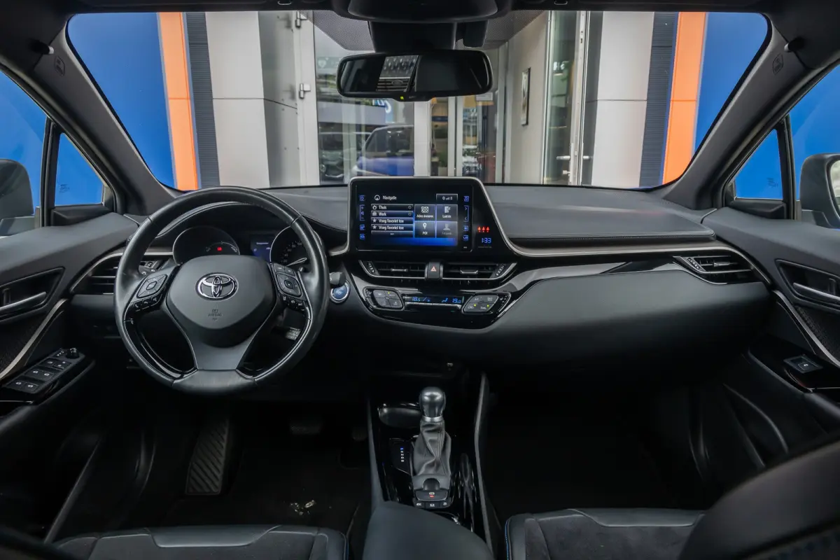 1.8 Hybrid Bi-Tone | Cruise control adaptief | Cruise Control | Stoelverwarming | Parkeersensoren Voor/Achter | | Achteruitrijcamera | Cruise control adaptief | Lichtmetalen velgen 18"