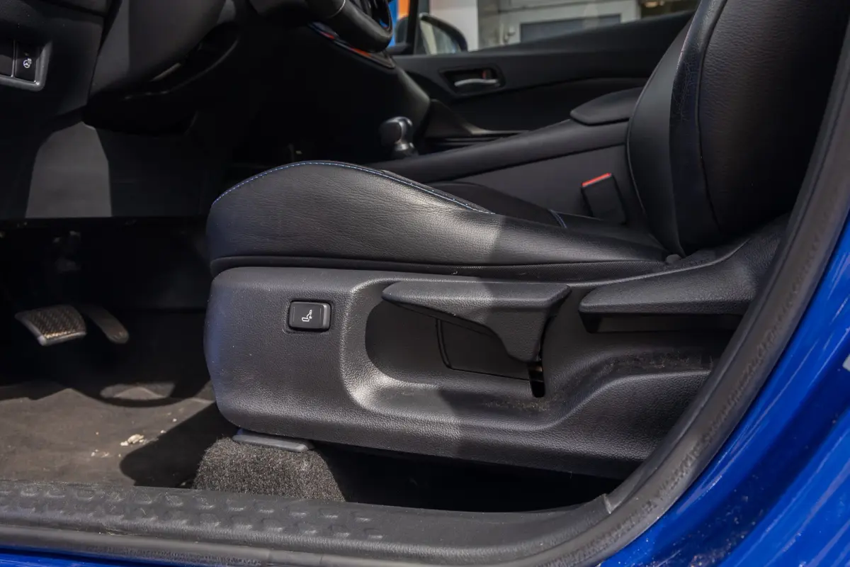 1.8 Hybrid Bi-Tone | Cruise control adaptief | Cruise Control | Stoelverwarming | Parkeersensoren Voor/Achter | | Achteruitrijcamera | Cruise control adaptief | Lichtmetalen velgen 18"