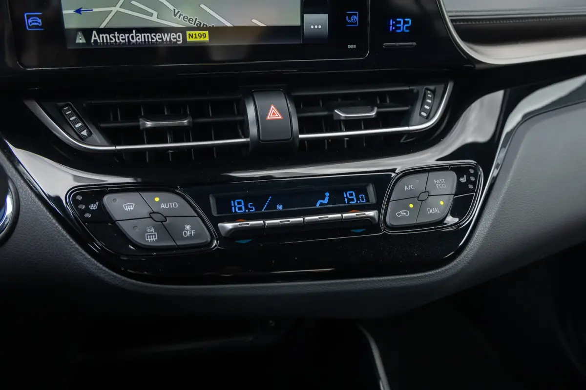 1.8 Hybrid Bi-Tone | Cruise control adaptief | Cruise Control | Stoelverwarming | Parkeersensoren Voor/Achter | | Achteruitrijcamera | Cruise control adaptief | Lichtmetalen velgen 18"