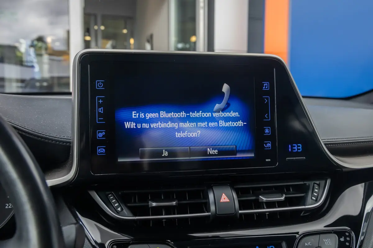 1.8 Hybrid Bi-Tone | Cruise control adaptief | Cruise Control | Stoelverwarming | Parkeersensoren Voor/Achter | | Achteruitrijcamera | Cruise control adaptief | Lichtmetalen velgen 18"