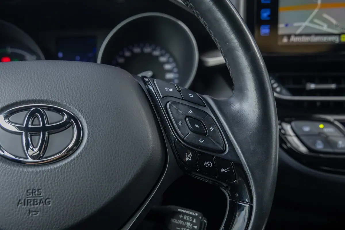 1.8 Hybrid Bi-Tone | Cruise control adaptief | Cruise Control | Stoelverwarming | Parkeersensoren Voor/Achter | | Achteruitrijcamera | Cruise control adaptief | Lichtmetalen velgen 18"