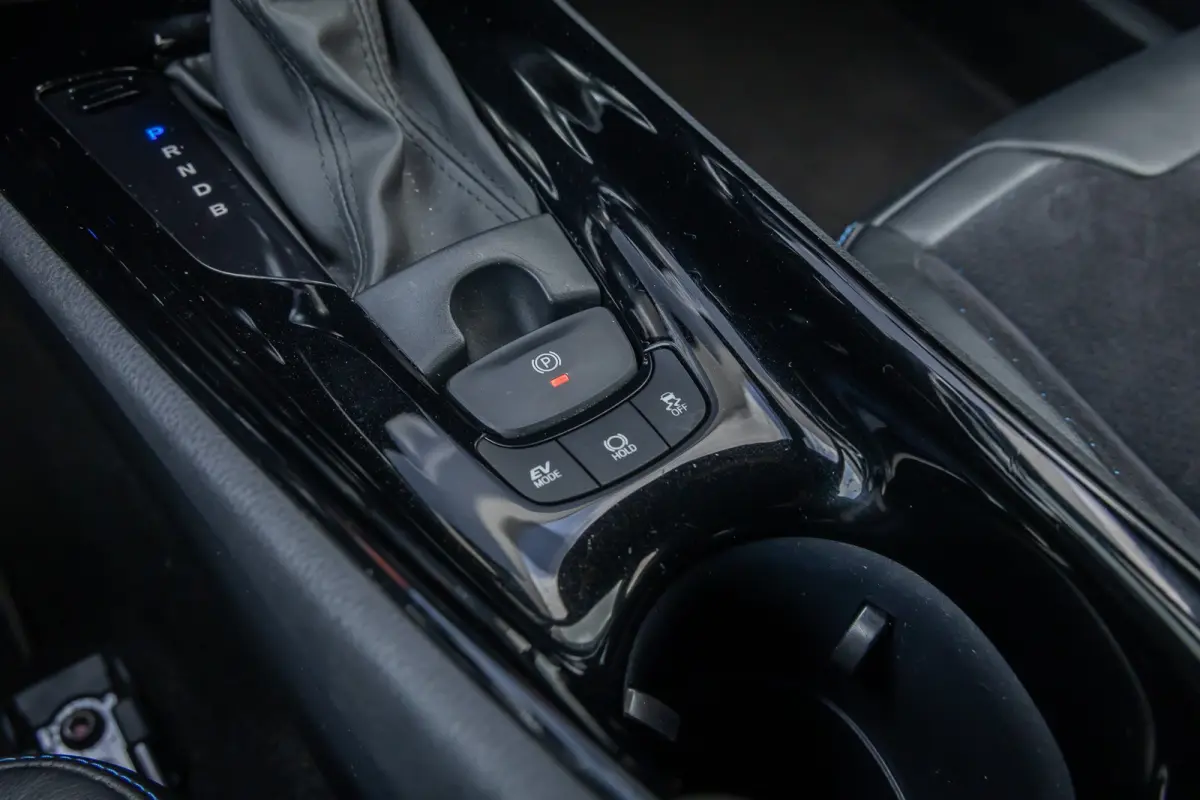 1.8 Hybrid Bi-Tone | Cruise control adaptief | Cruise Control | Stoelverwarming | Parkeersensoren Voor/Achter | | Achteruitrijcamera | Cruise control adaptief | Lichtmetalen velgen 18"