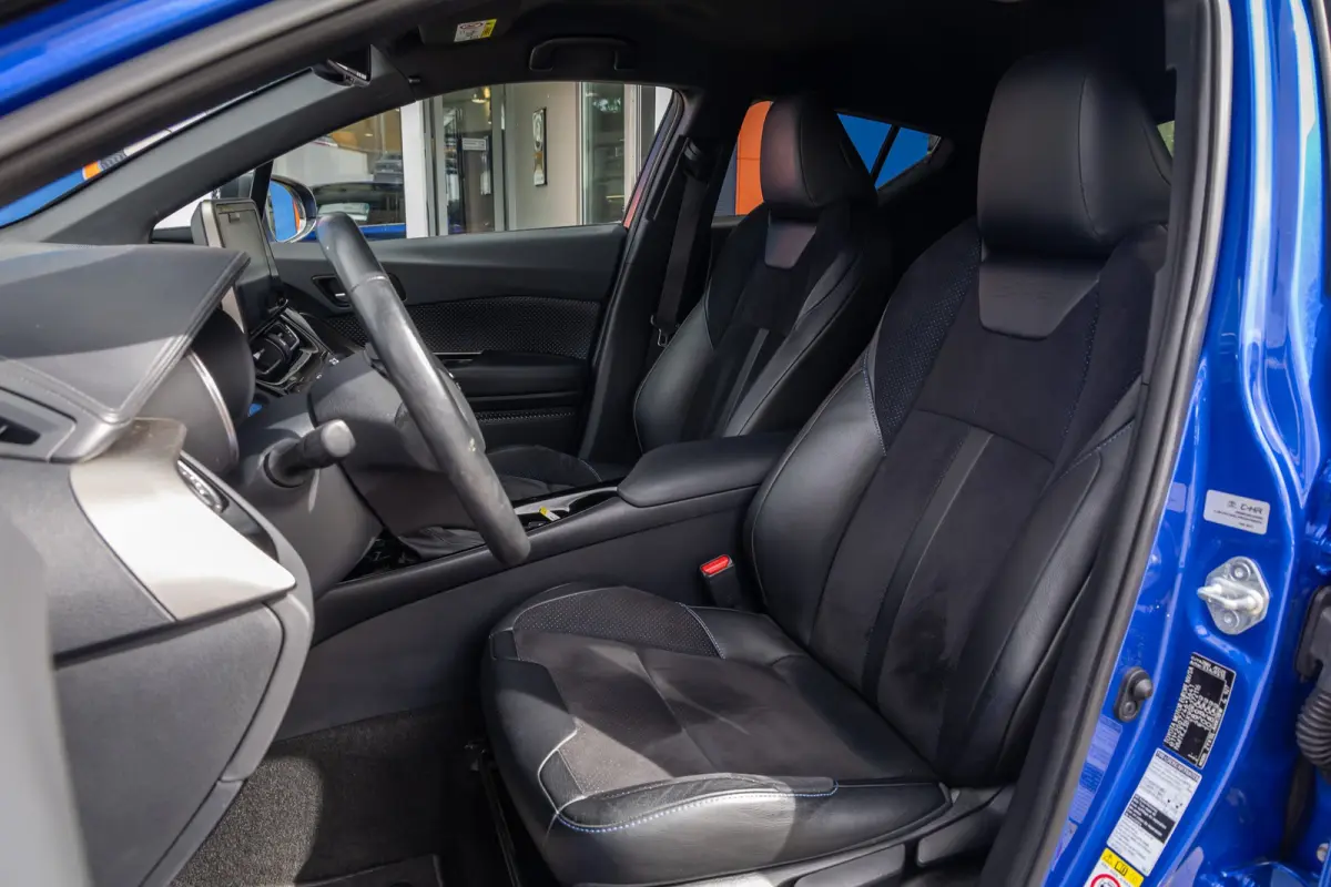 1.8 Hybrid Bi-Tone | Cruise control adaptief | Cruise Control | Stoelverwarming | Parkeersensoren Voor/Achter | | Achteruitrijcamera | Cruise control adaptief | Lichtmetalen velgen 18"