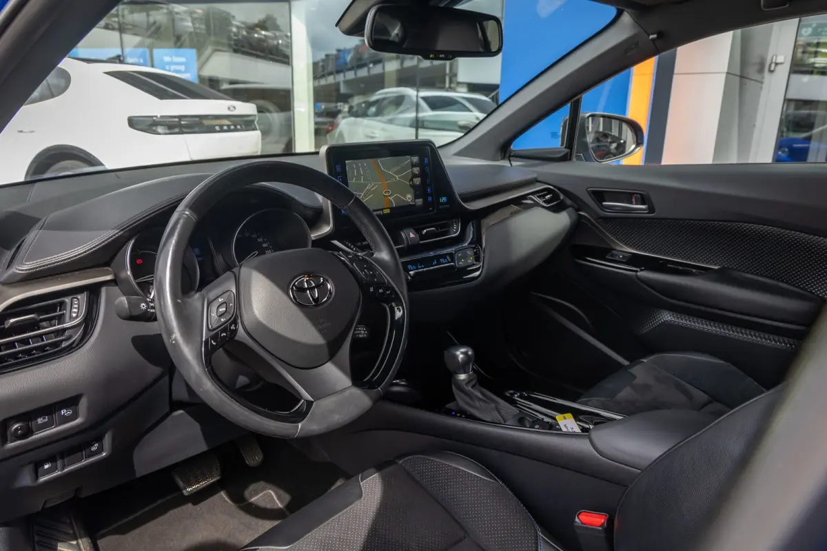 1.8 Hybrid Bi-Tone | Cruise control adaptief | Cruise Control | Stoelverwarming | Parkeersensoren Voor/Achter | | Achteruitrijcamera | Cruise control adaptief | Lichtmetalen velgen 18"
