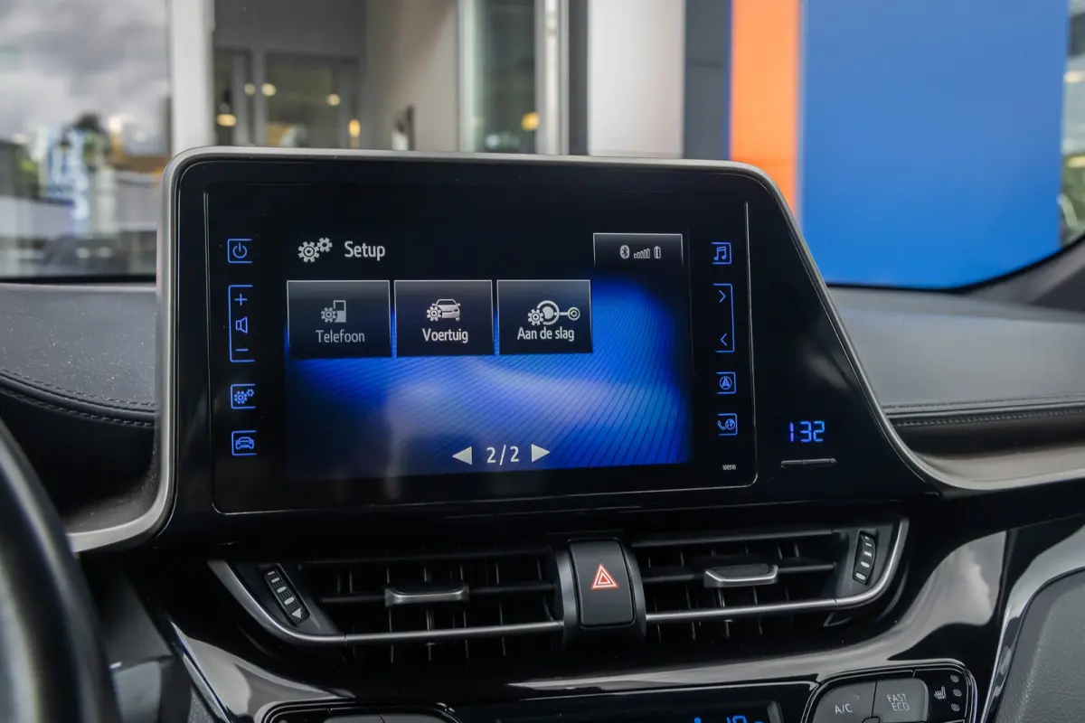 1.8 Hybrid Bi-Tone | Cruise control adaptief | Cruise Control | Stoelverwarming | Parkeersensoren Voor/Achter | | Achteruitrijcamera | Cruise control adaptief | Lichtmetalen velgen 18"