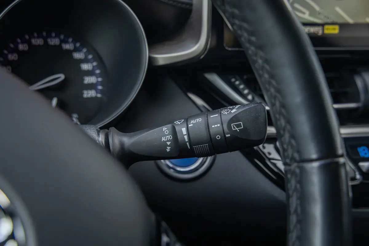 1.8 Hybrid Bi-Tone | Cruise control adaptief | Cruise Control | Stoelverwarming | Parkeersensoren Voor/Achter | | Achteruitrijcamera | Cruise control adaptief | Lichtmetalen velgen 18"