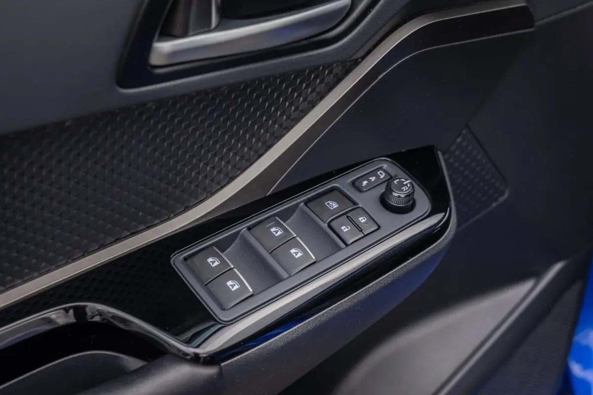 1.8 Hybrid Bi-Tone | Cruise control adaptief | Cruise Control | Stoelverwarming | Parkeersensoren Voor/Achter | | Achteruitrijcamera | Cruise control adaptief | Lichtmetalen velgen 18"