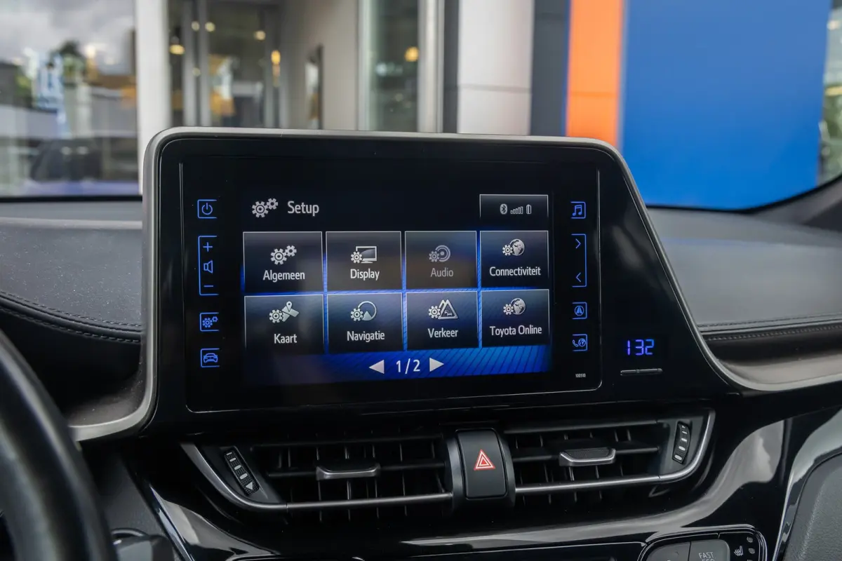 1.8 Hybrid Bi-Tone | Cruise control adaptief | Cruise Control | Stoelverwarming | Parkeersensoren Voor/Achter | | Achteruitrijcamera | Cruise control adaptief | Lichtmetalen velgen 18"