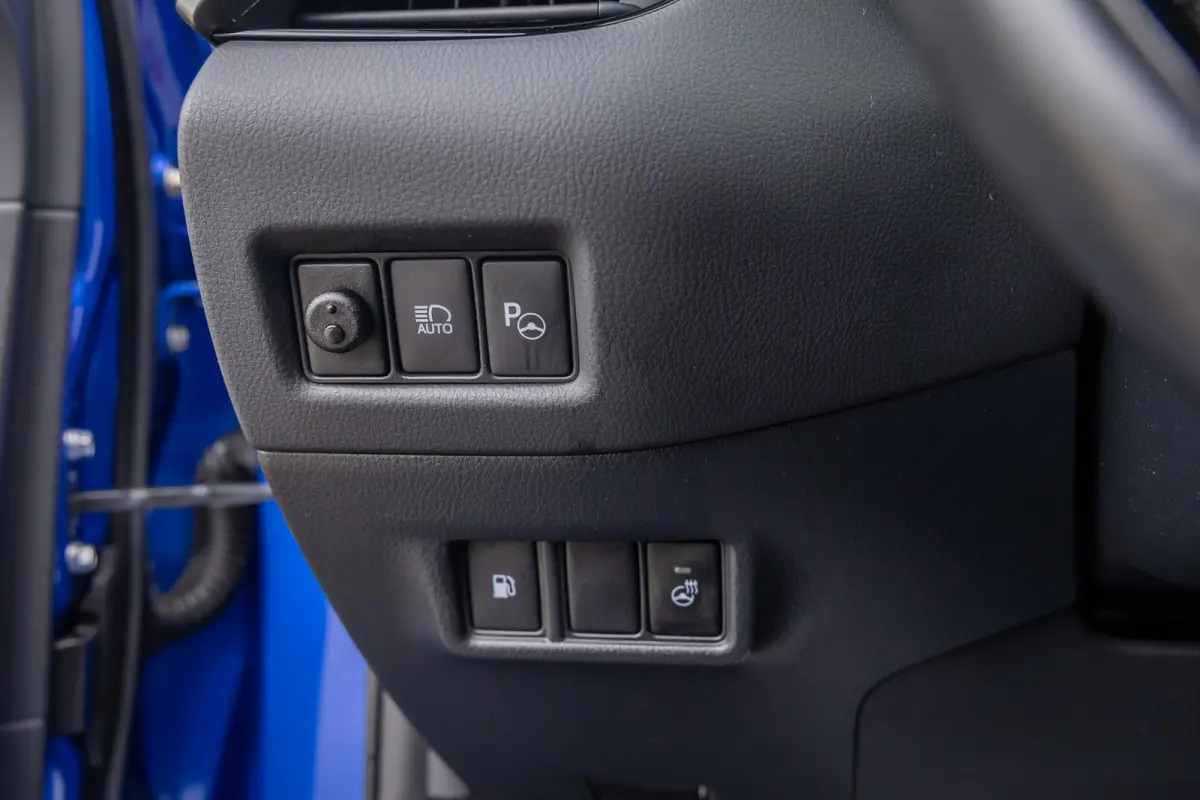 1.8 Hybrid Bi-Tone | Cruise control adaptief | Cruise Control | Stoelverwarming | Parkeersensoren Voor/Achter | | Achteruitrijcamera | Cruise control adaptief | Lichtmetalen velgen 18"