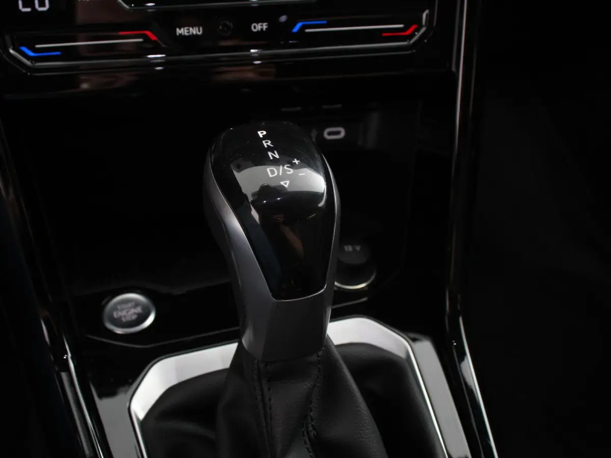 1.5 eTsi R-Line Edition Automaat Navigatie Apple Carplay/Android Auto Camera Parkeersensoren Adaptive Cruise Control Stoelverwarming Virtual Cockpit Elektrische achterklep Getinte ramen Clim