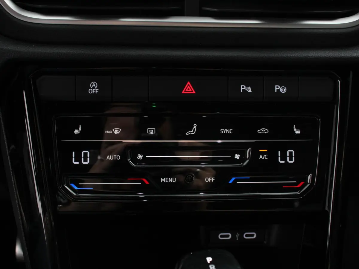 1.5 eTsi R-Line Edition Automaat Navigatie Apple Carplay/Android Auto Camera Parkeersensoren Adaptive Cruise Control Stoelverwarming Virtual Cockpit Elektrische achterklep Getinte ramen Clim