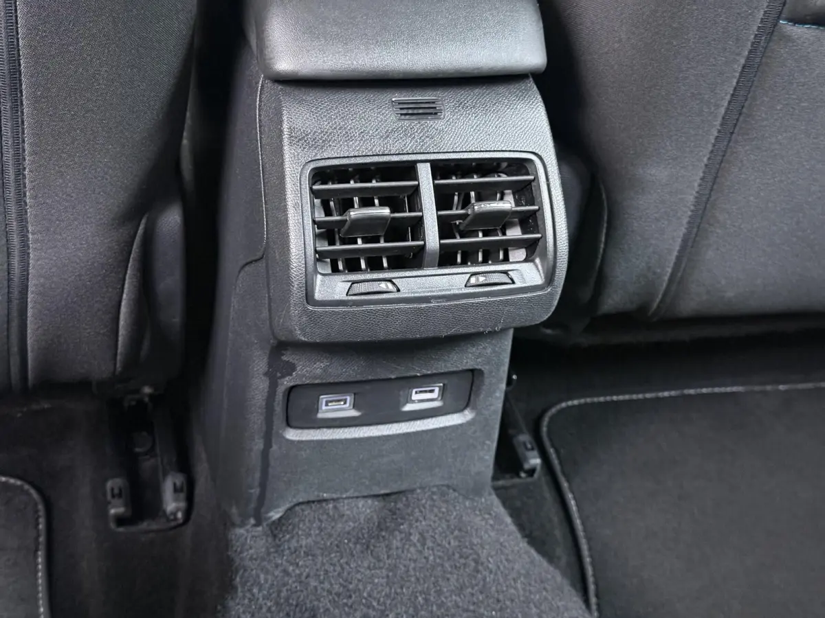 Feel 50 kWh 136pk | Apple Carplay / Android Auto | Camera | Climate Control