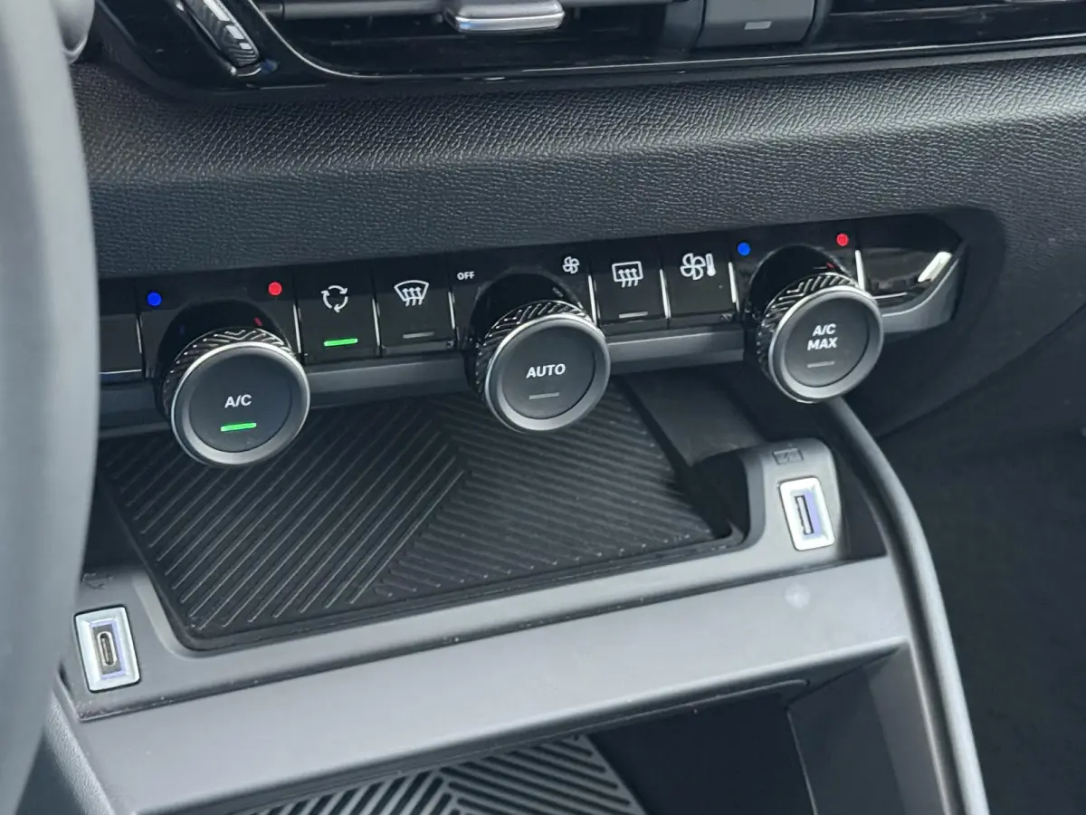 Feel 50 kWh 136pk | Apple Carplay / Android Auto | Camera | Climate Control