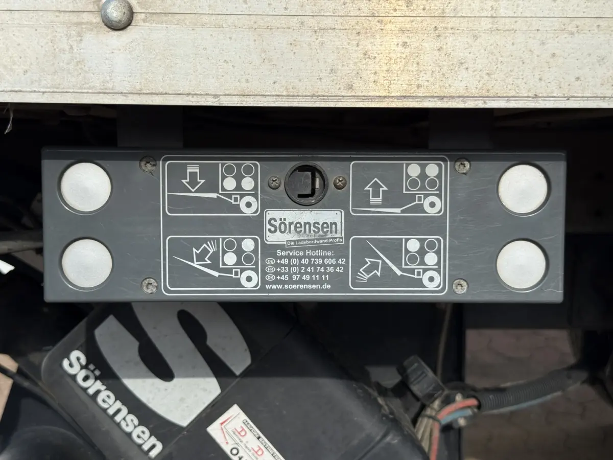 35C16 3.0 160PK Bakwagen Laadklep Zijdeur Camera Climate Control Bluetooth Luchtgeveerde stoel Meubelbak Koffer